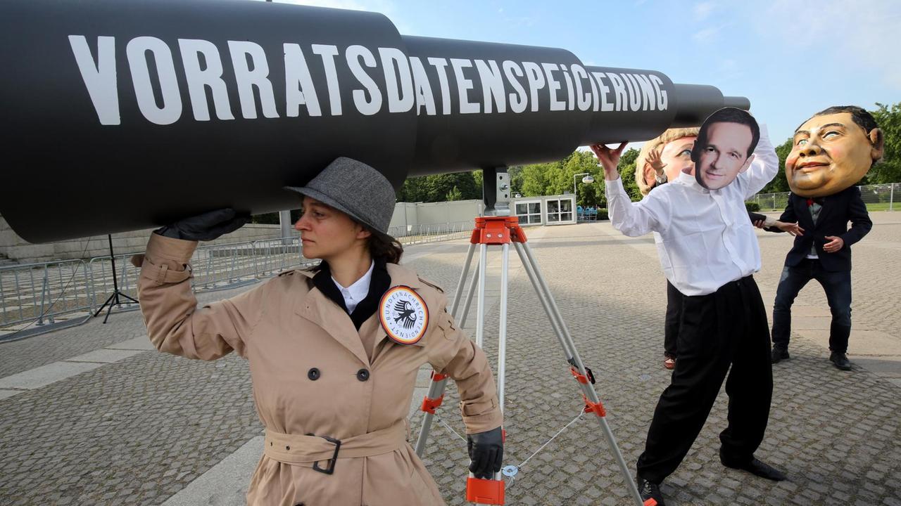 Menschen demonstrieren am 12.06.2015 vor dem Reichstagsgebäude in Berlin gegen die Speicherung von Vorratsdaten. Menschen demonstrieren am 12.06.2015 vor dem Reichstagsgebäude in Berlin gegen die Speicherung von Vorratsdaten.