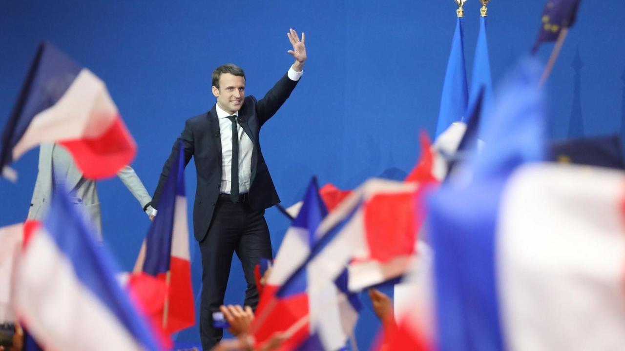Nach dem ersten Wahlgang zur Präsidentschaftswahl in Frankreich: Emmanuel Macron von der Bewegung "En Marche!" spricht vor seinen Anhängern. Nach dem ersten Wahlgang zur Präsidentschaftswahl in Frankreich: Emmanuel Macron von der Bewegung "En Marche!" spricht vor seinen Anhängern.
