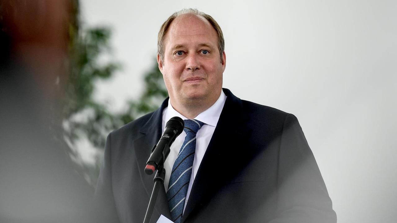 Helge Braun (CDU), Bundesminister für besondere Aufgaben und Chef des Bundeskanzleramts, informiert zu der aktuellen Lage bei der Bekämpfung des Coronavirus. Helge Braun (CDU), Bundesminister für besondere Aufgaben und Chef des Bundeskanzleramts, informiert zu der aktuellen Lage bei der Bekämpfung des Coronavirus.