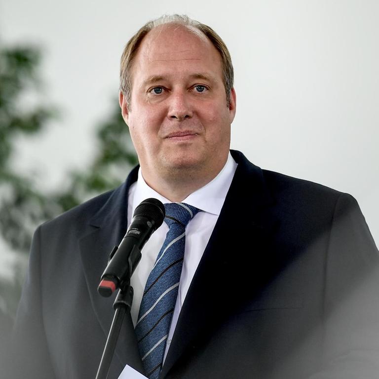 Helge Braun (CDU), Bundesminister für besondere Aufgaben und Chef des Bundeskanzleramts, informiert zu der aktuellen Lage bei der Bekämpfung des Coronavirus.