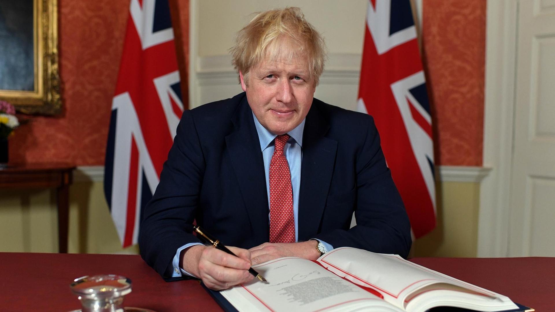 Das Bild zeigt Boris Johnson. Der Premierminister von Großbritannien unterzeichnet das EU-Austrittsabkommen Das Bild zeigt Boris Johnson. Der Premierminister von Großbritannien unterzeichnet das EU-Austrittsabkommen