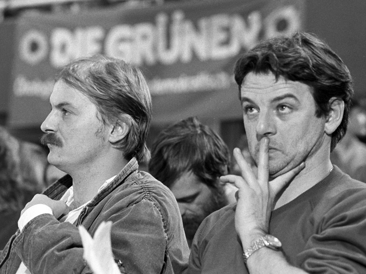 Hubert Kleinert (links) mit Joschka Fischer bei einer Landesmitgliederversammlung der Grünen in Lich (Hessen) 1984