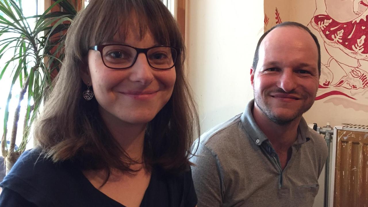 Die Auslandsungarn Orsolya Schwabe (30) und Bálint Vojtonovszki(35) engagieren sich in der "Freien Ungarischen Botschaft" Die Auslandsungarn Orsolya Schwabe (30) und Bálint Vojtonovszki(35) engagieren sich in der "Freien Ungarischen Botschaft"