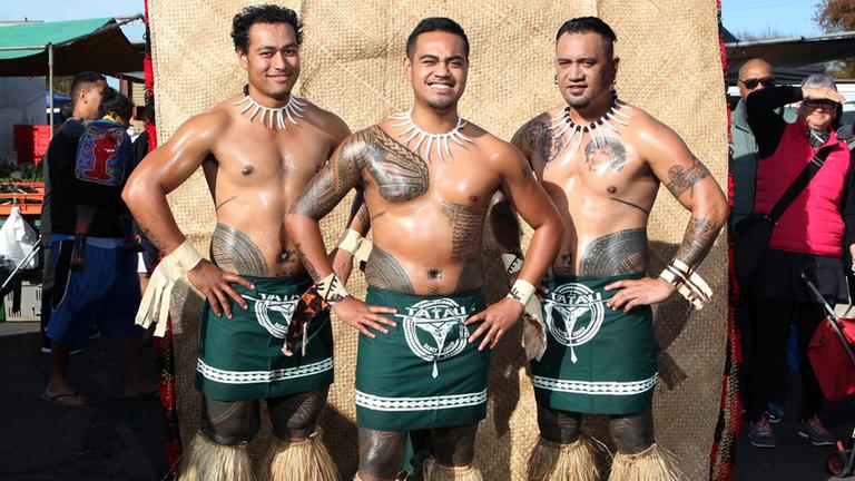 Diese drei Männer sind spezialisiert auf samoanische Tänze, die auf eigenwillige Weise dem bayerischen Volkstanz ähneln.