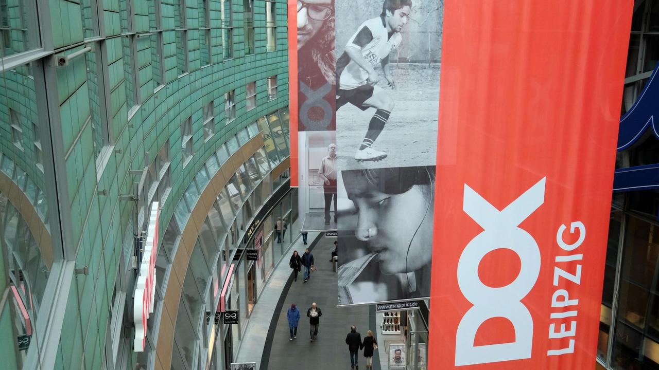 Banner werben am 27.10.2017 in einer Passage in Leipzig für das Internationale Leipziger Festival für Dokumentar- und Animationsfilm DOK Leipzig Banner werben am 27.10.2017 in einer Passage in Leipzig für das Internationale Leipziger Festival für Dokumentar- und Animationsfilm DOK Leipzig