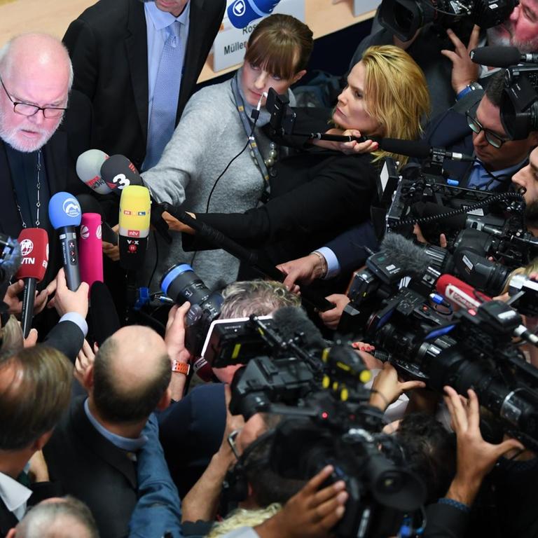 Hessen, Fulda: Kardinal Reinhard Marx, links, Erzbischof von München und Freising und Vorsitzender der Deutschen Bischofskonferenz, ist im Anschluss einer Pressekonferenz der Deutschen Bischofskonferenz zur Vorstellung der Studie "Sexueller Missbrauch an Minderjährigen durch katholische Priester, Diakone und männliche Ordensangehörige im Bereich der Deutschen Bischofskonferenz" von Kameras umringt.