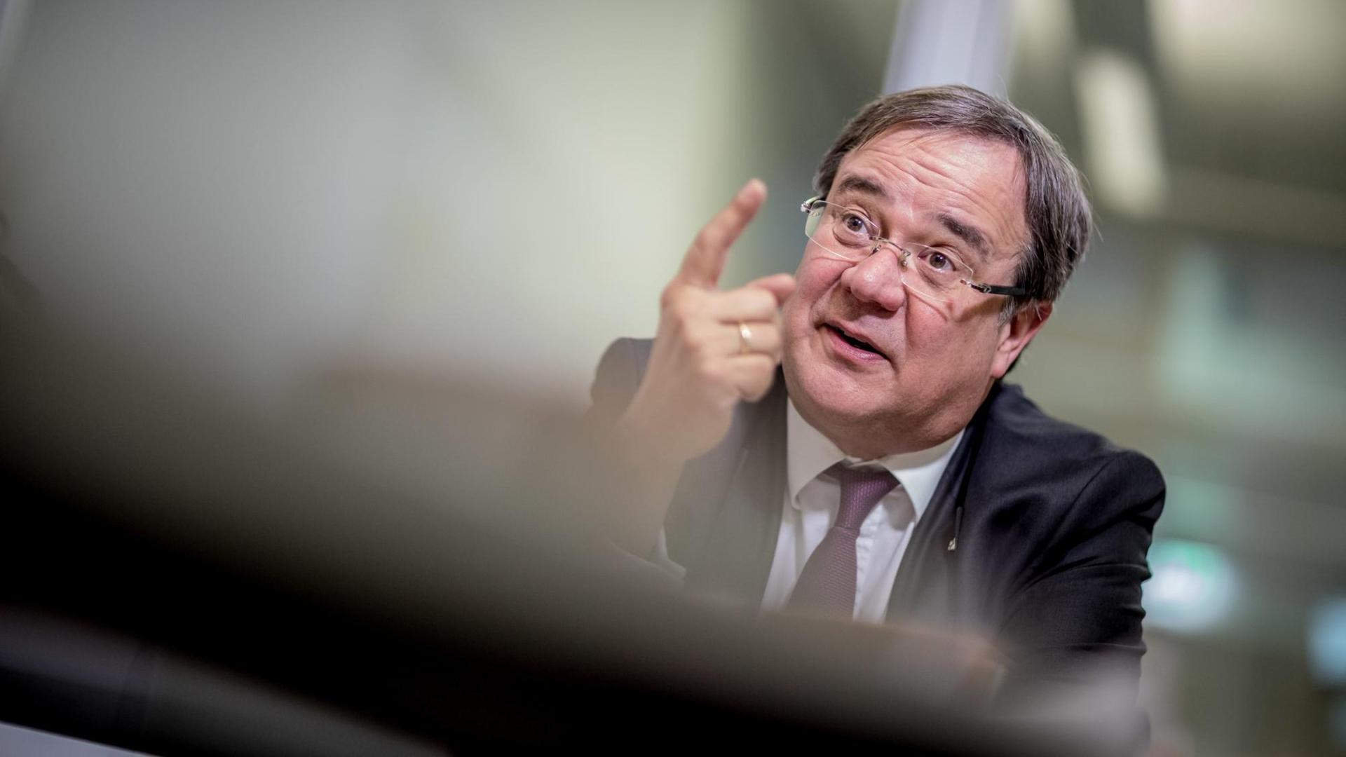 Armin Laschet (CDU), Ministerpräsident von Nordrhein-Westfalen und Vizevorsitzender der CDU, aufgenommen bei einem dpa-Interview. Armin Laschet (CDU), Ministerpräsident von Nordrhein-Westfalen und Vizevorsitzender der CDU, aufgenommen bei einem dpa-Interview.