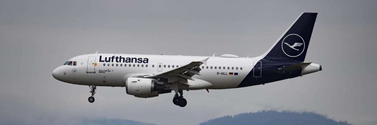 Eine Passagiermaschine der Lufthansa fliegt kurz vor Frankfurt. Eine Passagiermaschine der Lufthansa fliegt kurz vor Frankfurt.