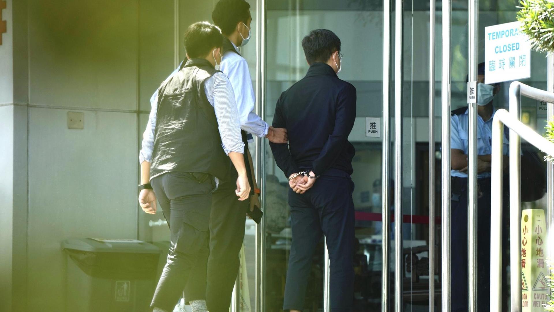 Der Chef-Redakteur der "Apple Daily", Ryan Law, wird abgeführt