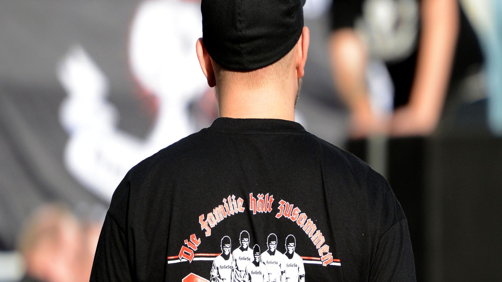 Ein Demonstrant trägt am 26.10.2014 in Köln ein T-Shirt der als gewaltbereit bekannten Gruppe "Hooligans gegen Salafisten". Ein Demonstrant trägt am 26.10.2014 in Köln ein T-Shirt der als gewaltbereit bekannten Gruppe "Hooligans gegen Salafisten".