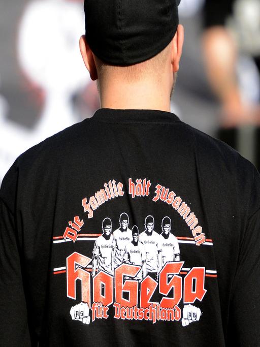 Ein Demonstrant trägt am 26.10.2014 in Köln ein T-Shirt der als gewaltbereit bekannten Gruppe "Hooligans gegen Salafisten".