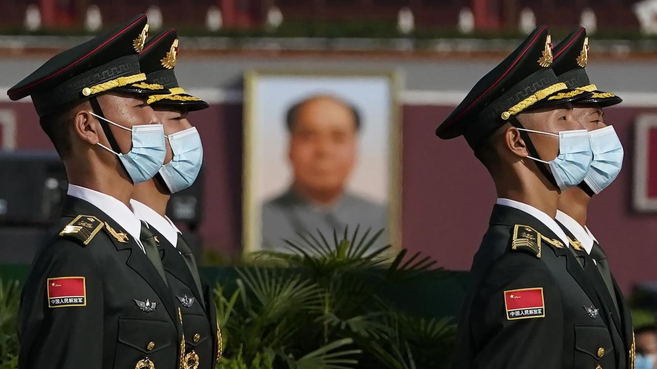 Chinesische Ehrengarde vor einem Bild des ehemaligen Machthabers Mao Zedong.
Chinesische Ehrengarde vor einem Bild des ehemaligen Machthabers Mao Zedong.