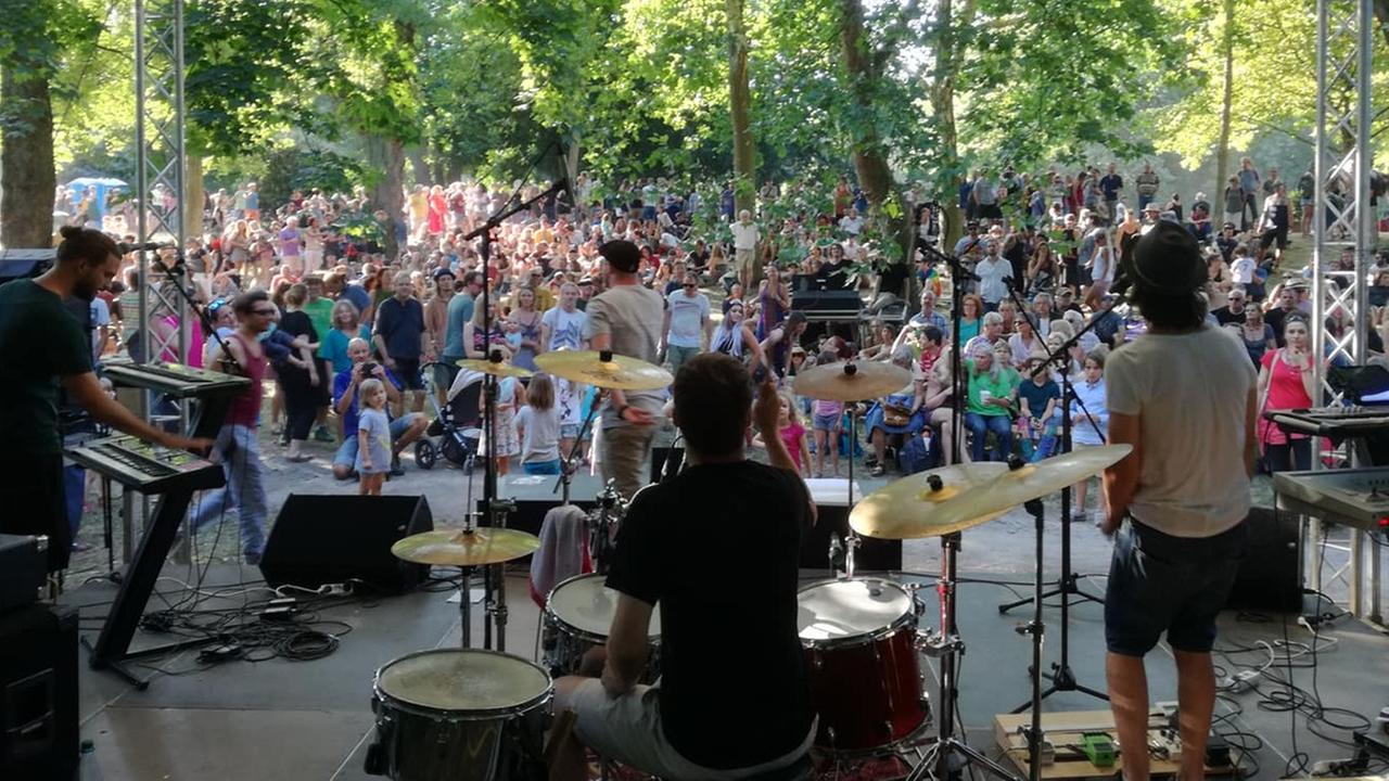 Das Publikum feiert die Band auf dem Edelweißpiraten-Festival 2018 in Köln. Das Publikum feiert die Band auf dem Edelweißpiraten-Festival 2018 in Köln.