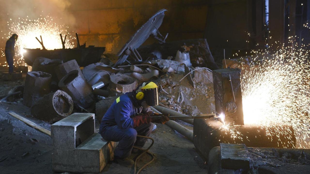 Zwei Arbeiter in der britischen Stahlfirma "Forgemasters International Ltd". in Sheffield.