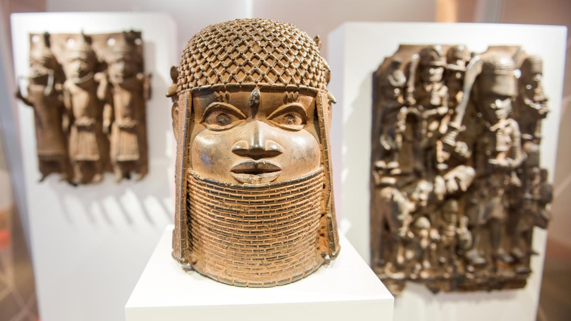 14.02.2018, Hamburg: Drei Raubkunst-Bronzen aus dem Land Benin in Westafrika sind im Museum für Kunst und Gewerbe (MKG) in einer Vitrine ausgestellt. Das MKG hat die Herkunftsgeschichte der drei Bronzen aus seiner Sammlung erforscht und präsentiert die Ergebnisse nun in einer Ausstellung. 14.02.2018, Hamburg: Drei Raubkunst-Bronzen aus dem Land Benin in Westafrika sind im Museum für Kunst und Gewerbe (MKG) in einer Vitrine ausgestellt. Das MKG hat die Herkunftsgeschichte der drei Bronzen aus seiner Sammlung erforscht und präsentiert die Ergebnisse nun in einer Ausstellung.