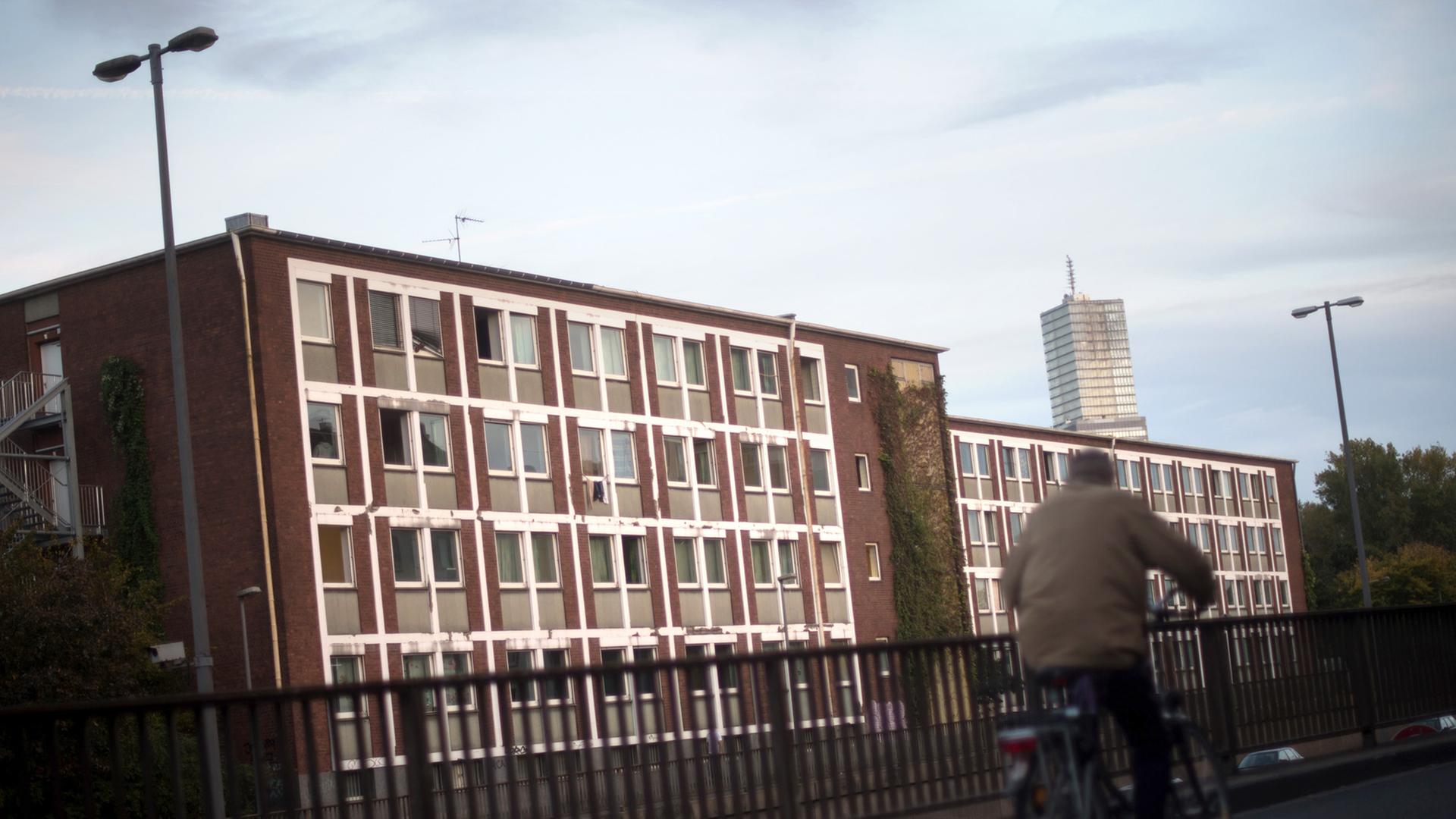 Das Flüchtlingsheim in der Herkulesstraße in Köln (Nordrhein-Westfalen), aufgenommen am 16.10.2014. Rund 600 Flüchtlinge sind in dem ehemaligen Verwaltungsgebäude untergebracht. Das Flüchtlingsheim in der Herkulesstraße in Köln (Nordrhein-Westfalen), aufgenommen am 16.10.2014. Rund 600 Flüchtlinge sind in dem ehemaligen Verwaltungsgebäude untergebracht.