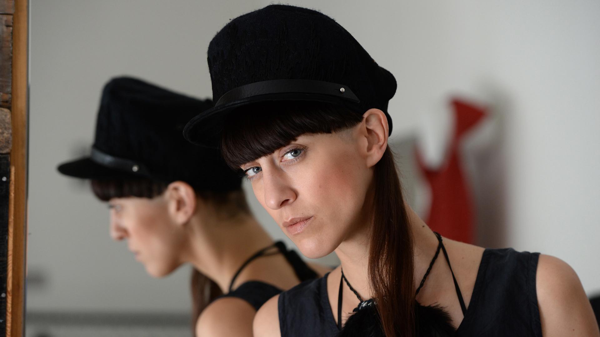 Die Berliner Modedesignerin Esther Perbandt in ihrem Atelier. Sie entwirft eigenwillige Mode - unisex, in ihrem Laden in Mitte gibt es keine getrennten Abteilungen für Männer und Frauen Die Berliner Modedesignerin Esther Perbandt in ihrem Atelier. Sie entwirft eigenwillige Mode - unisex, in ihrem Laden in Mitte gibt es keine getrennten Abteilungen für Männer und Frauen