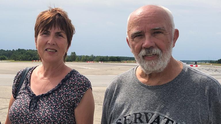 Doppelporträt von Birgit Halle und Manfred Lentz auf dem ehemaligen Militärflugplatz Groß Dölln. Doppelporträt von Birgit Halle und Manfred Lentz auf dem ehemaligen Militärflugplatz Groß Dölln.