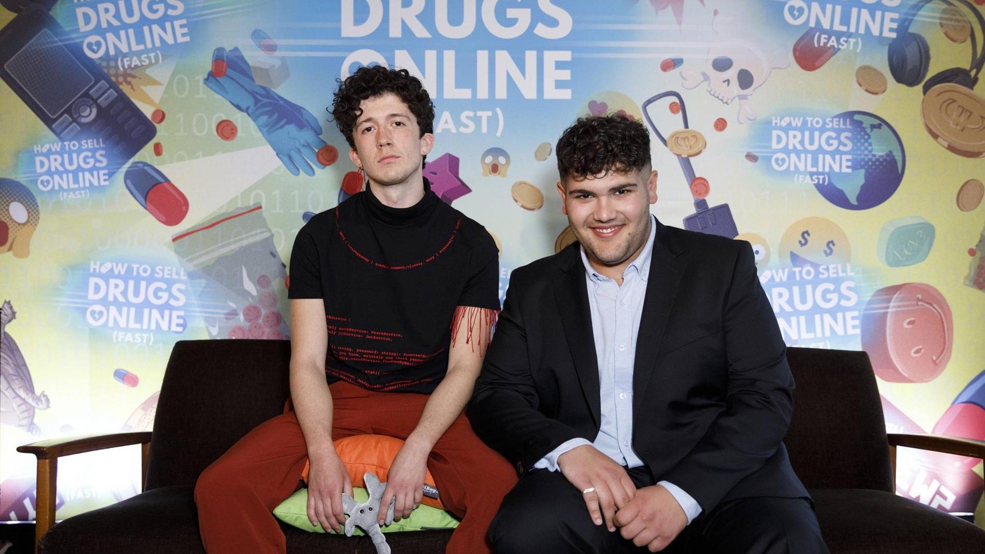 Maximilian Mundt und Danilo Kamperidis sitzen auf einem Sofa Maximilian Mundt und Danilo Kamperidis sitzen auf einem Sofa