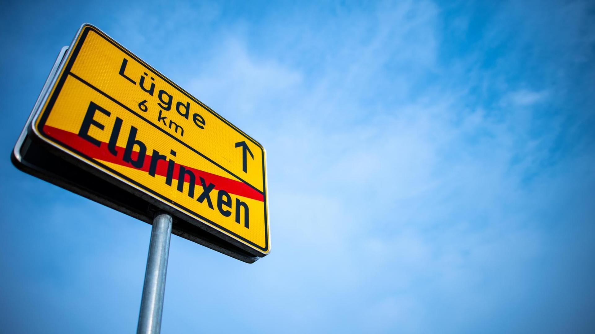 Sexueller Missbrauch in Lüdge: Das Ortsausgangsschild vom Stadtteil Elbrinxen der Stadt Lügde, in dem sich der Campingplatz Eichwald des mutmaßlichen Täters befindet. Sexueller Missbrauch in Lüdge: Das Ortsausgangsschild vom Stadtteil Elbrinxen der Stadt Lügde, in dem sich der Campingplatz Eichwald des mutmaßlichen Täters befindet.