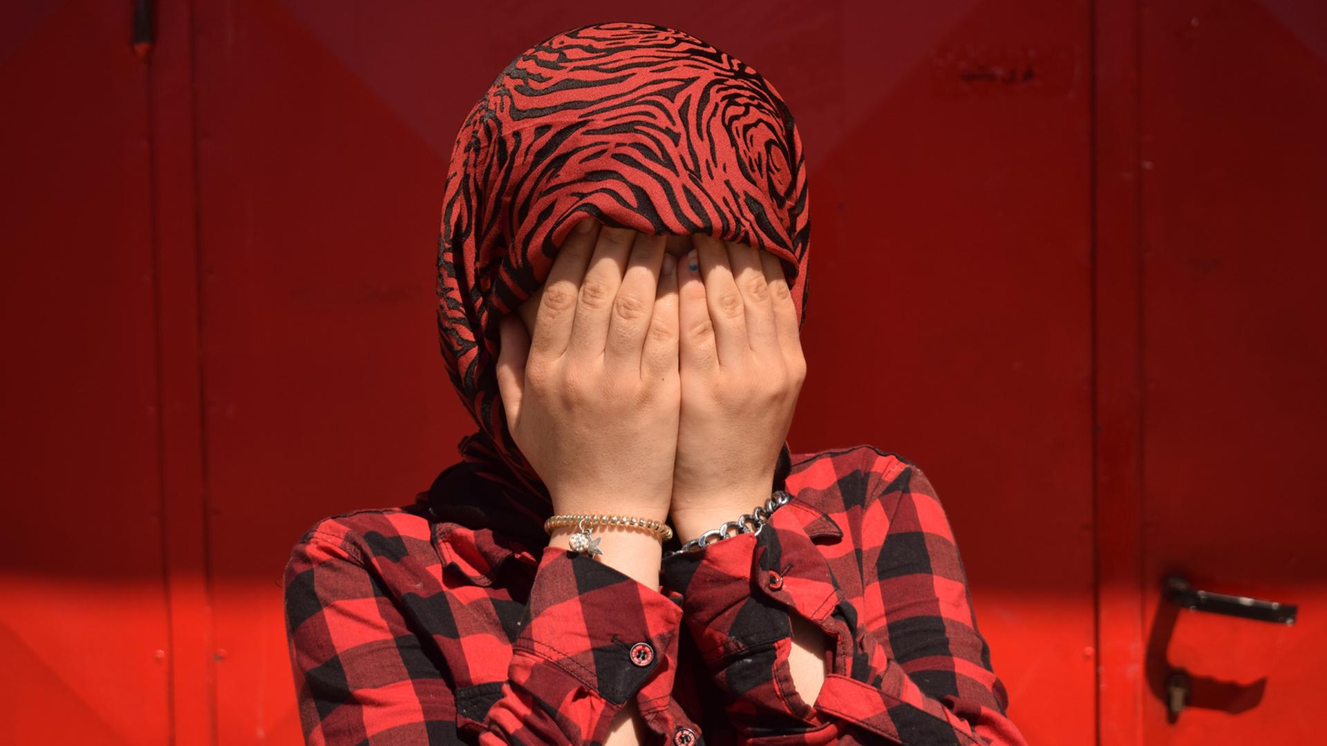 Foto einer iranischen Flüchtlingsfrau in einem Transitzentrum in Serbien - entstanden im Rahmen eines Foto-Workshops für Flüchtlinge, den das Zentrum für kulturelle Dekontamination im Sommer 2018 veranstaltet hat. Foto einer iranischen Flüchtlingsfrau in einem Transitzentrum in Serbien - entstanden im Rahmen eines Foto-Workshops für Flüchtlinge, den das Zentrum für kulturelle Dekontamination im Sommer 2018 veranstaltet hat.