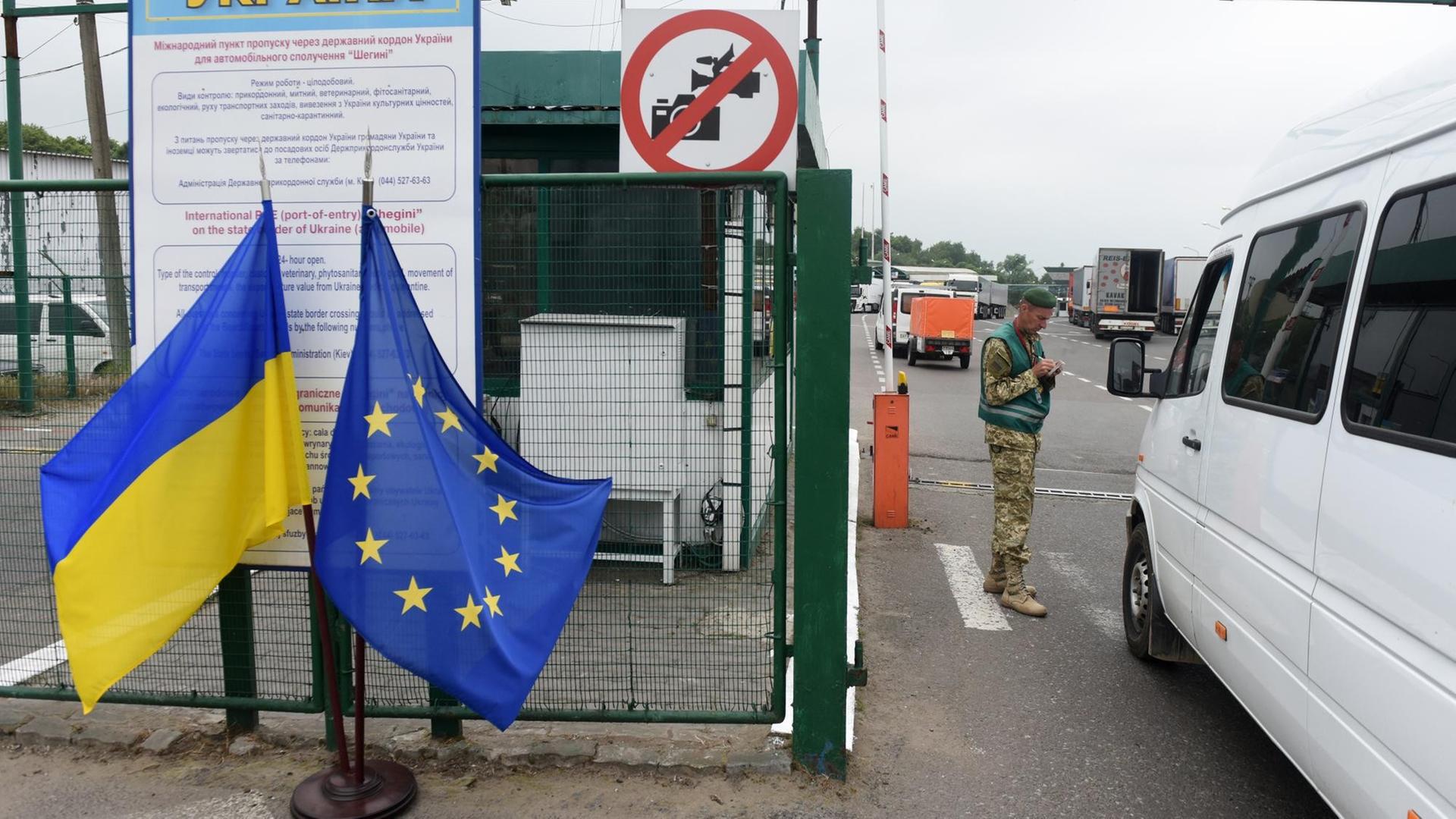 Ukrainer an der Grenze zu Polen. Seit dem 11. Juni dürfen ukrainische Staatsbürger ohne Visum in die EU einreisen. Ukrainer an der Grenze zu Polen. Seit dem 11. Juni dürfen ukrainische Staatsbürger ohne Visum in die EU einreisen.