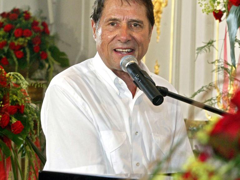 Udo Jürgens spielt am 13.6.2003 auf der Bodenseeinsel Mainau am Flügel und singt dazu.