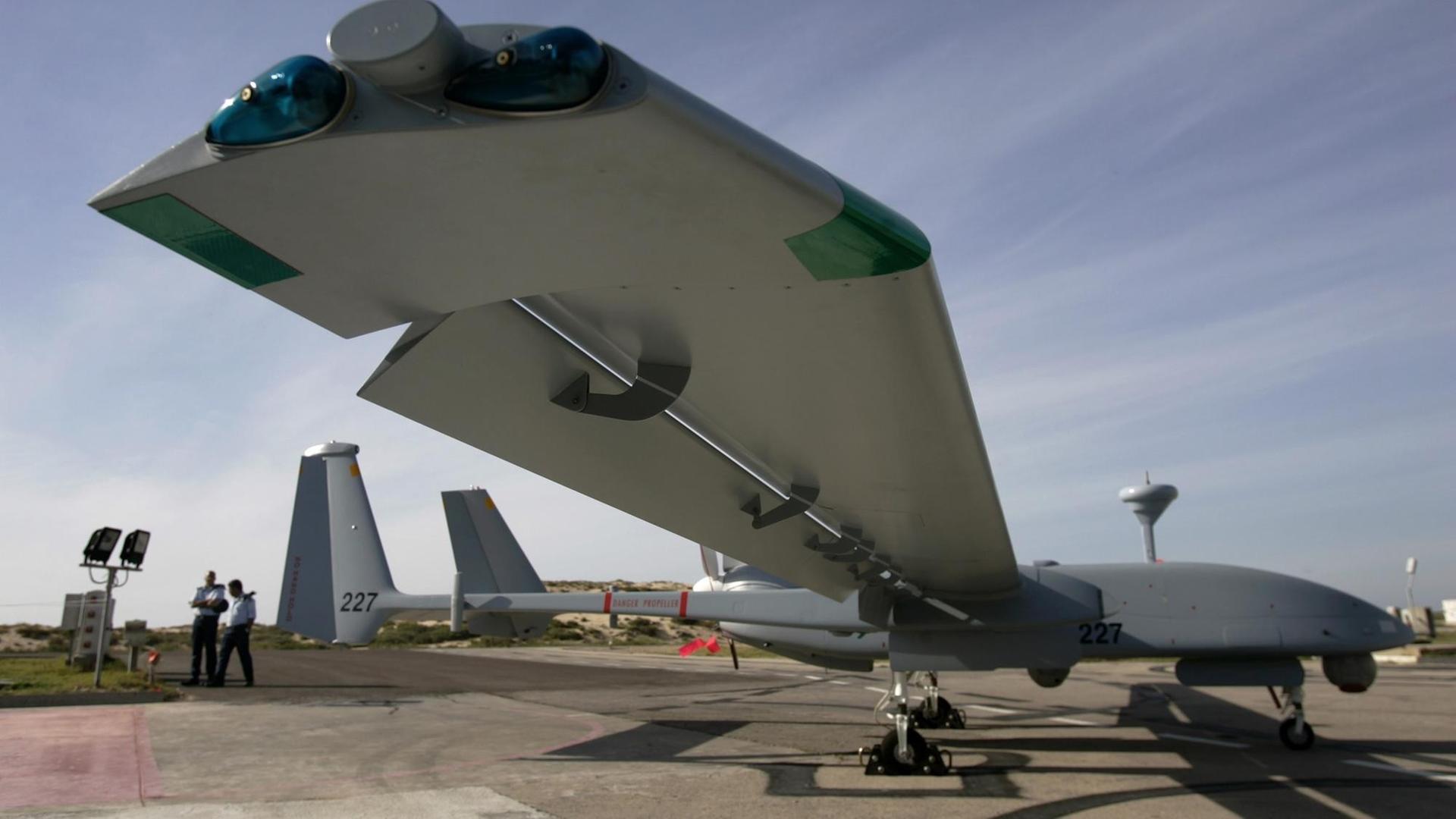 Eine Drohne des Typs "Heron TP" der israelischen Armee, die die Bundeswehr anschaffen will - sie hat die Option bewaffnet und als Kampfdrohne eingesetzt zu werden Eine Drohne des Typs "Heron TP" der israelischen Armee, die die Bundeswehr anschaffen will - sie hat die Option bewaffnet und als Kampfdrohne eingesetzt zu werden