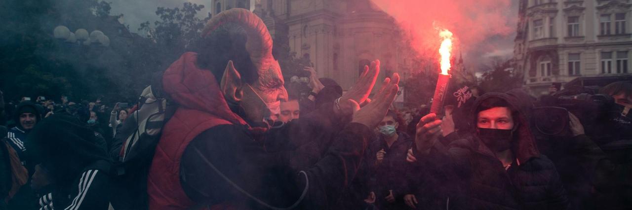 Das Foto zeigt Demonstrierende in Prag, die Pyrotechnik entzünden. Das Foto zeigt Demonstrierende in Prag, die Pyrotechnik entzünden.