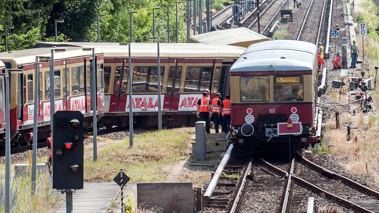 Eine entgleiste S-Bahn in der Nähe des Bahnhofs Hoppegarten (Brandenburg) schief im Gleisbett. Eine entgleiste S-Bahn in der Nähe des Bahnhofs Hoppegarten (Brandenburg) schief im Gleisbett.
