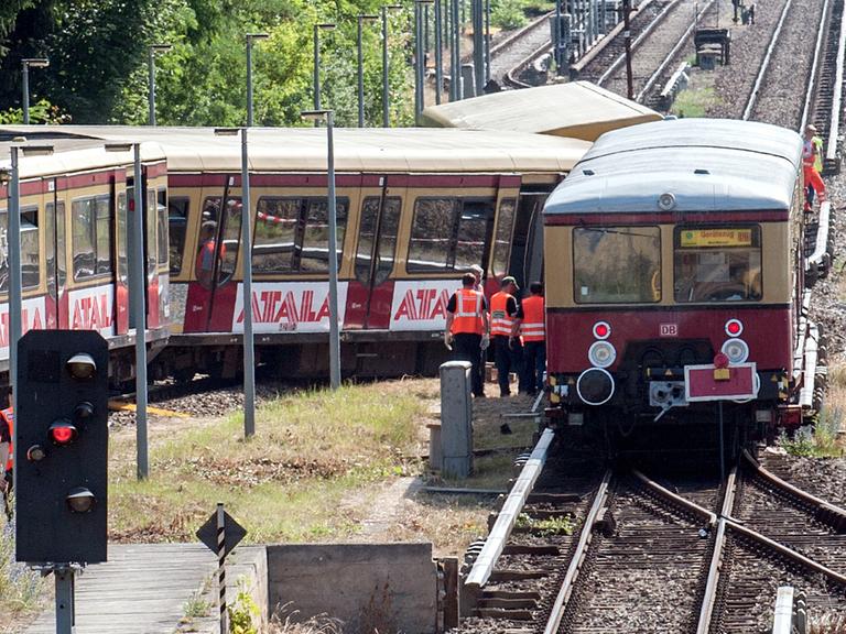 Eine entgleiste S-Bahn in der Nähe des Bahnhofs Hoppegarten (Brandenburg) schief im Gleisbett.