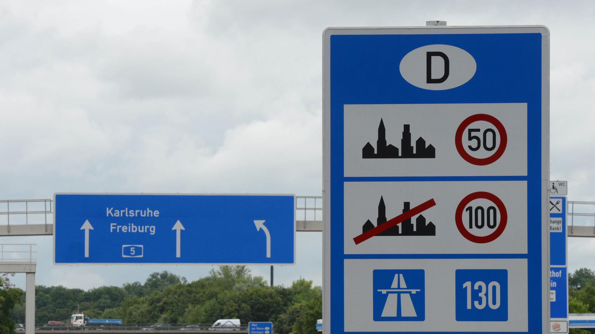 Auffahrt auf die deutsche Autobahn hinter dem Zollamt Weil am Rhein-Autobahn. Auffahrt auf die deutsche Autobahn hinter dem Zollamt Weil am Rhein-Autobahn.