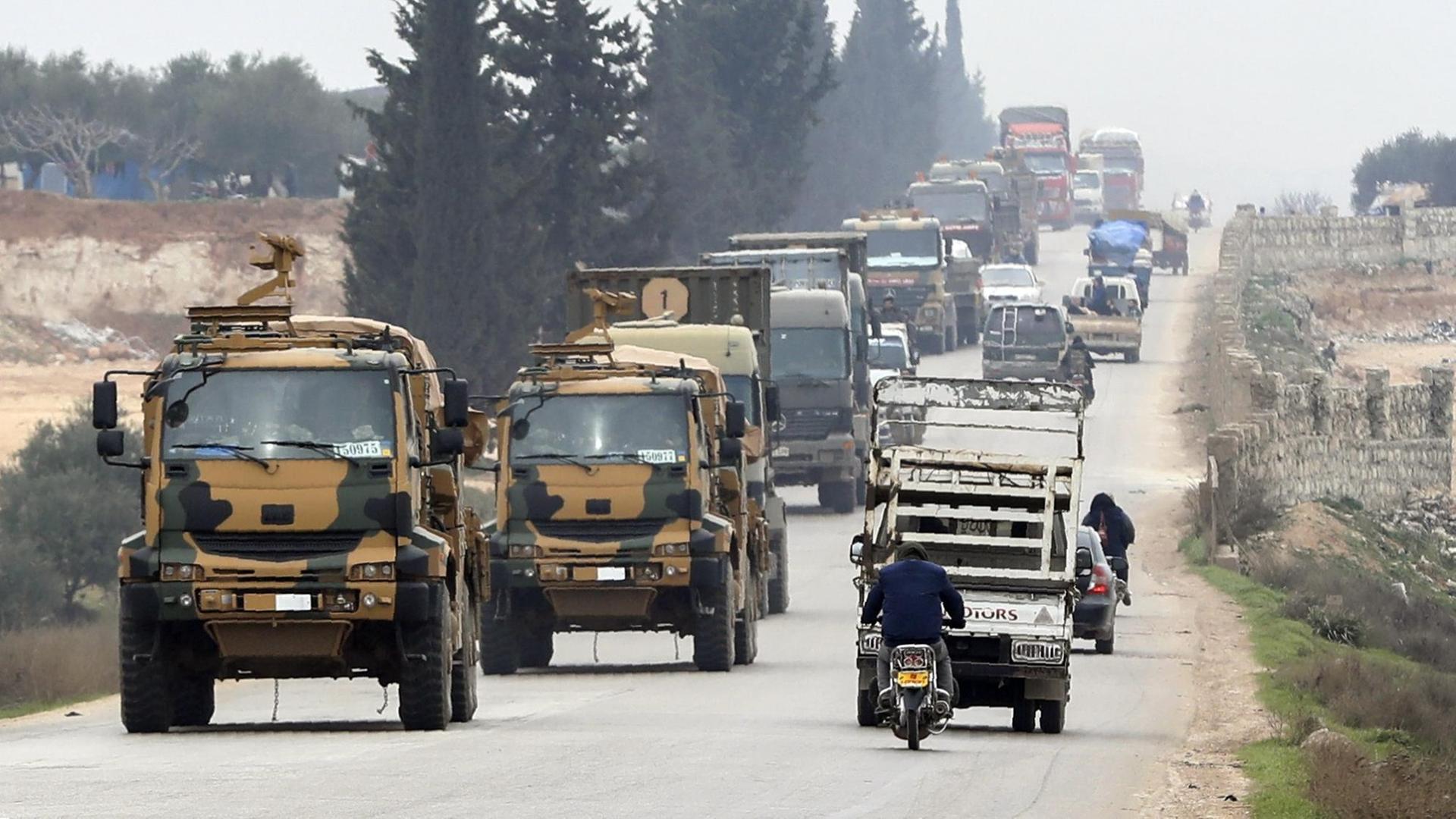 Türkische Militärkonvois im Osten von Idlib. Türkische Militärkonvois im Osten von Idlib.