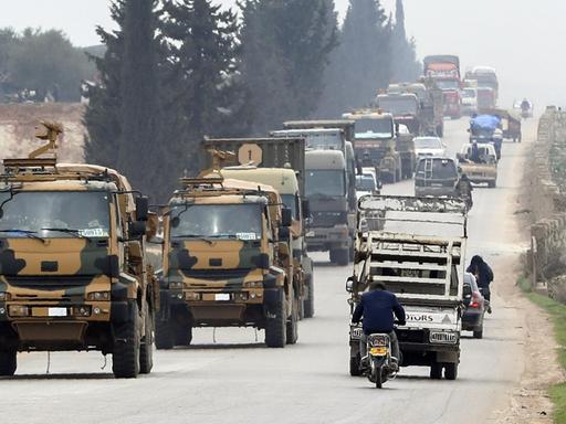 Türkische Militärkonvois im Osten von Idlib.