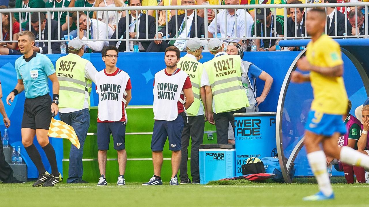 Dopingkontrolleure beim Achtelfinale zwischen Brasilien und Mexiko bei der Fußball-WM in Russland (Samara). Dopingkontrolleure beim Achtelfinale zwischen Brasilien und Mexiko bei der Fußball-WM in Russland (Samara).