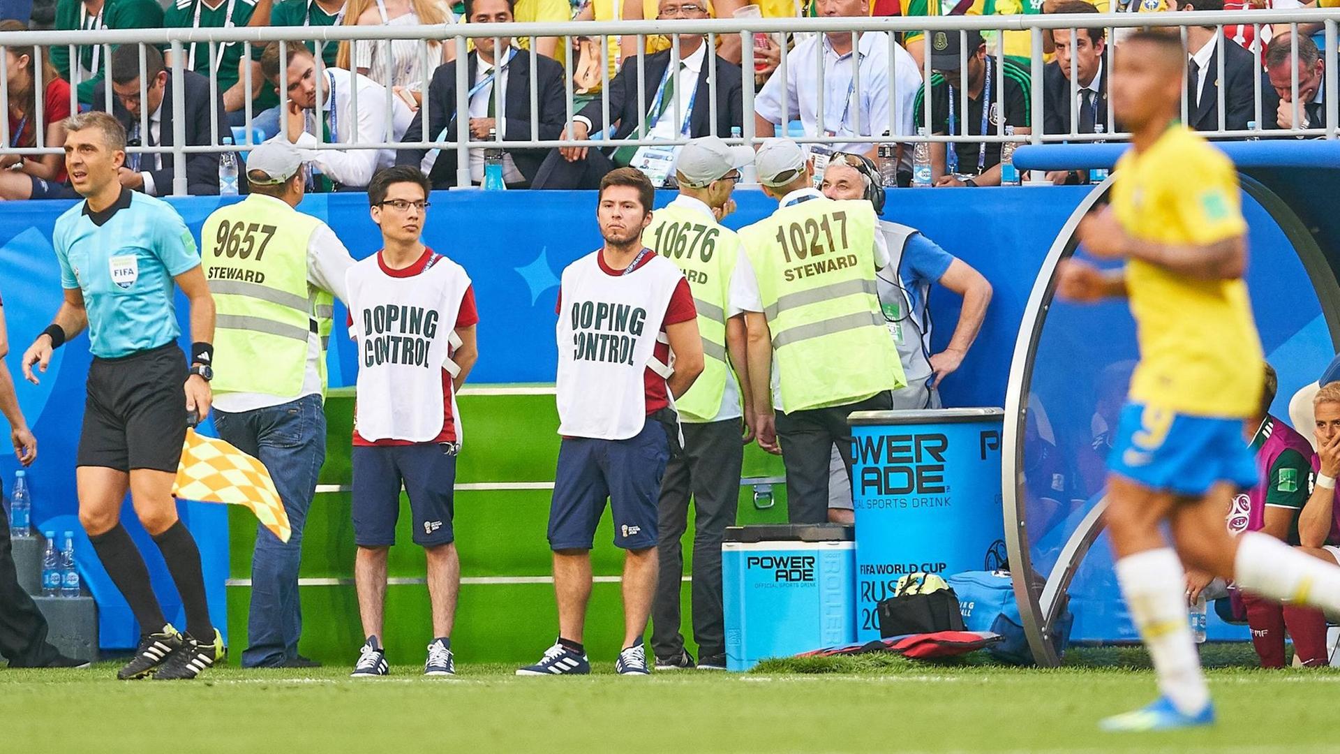 Dopingkontrolleure beim Achtelfinale zwischen Brasilien und Mexiko bei der Fußball-WM in Russland (Samara). Dopingkontrolleure beim Achtelfinale zwischen Brasilien und Mexiko bei der Fußball-WM in Russland (Samara).