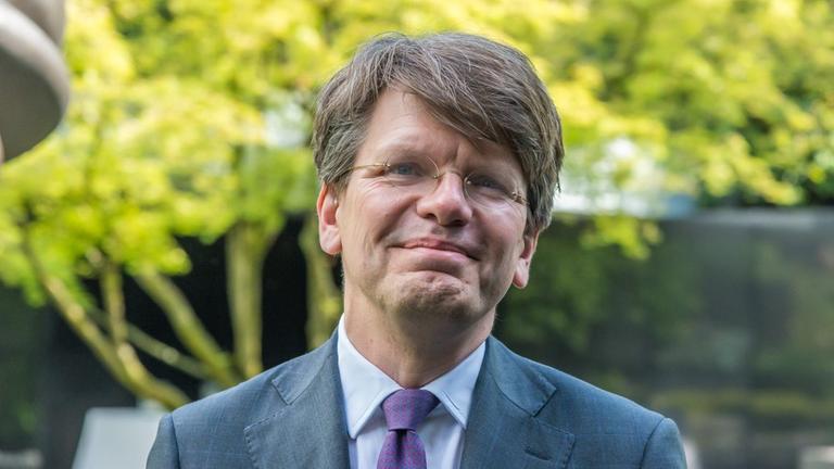 Christoph Möllers, im Anzug und mit Brille, lächelt in die Kamera. Christoph Möllers, im Anzug und mit Brille, lächelt in die Kamera.