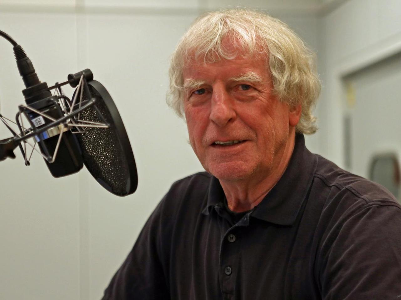 Ex-DFB-Chefausbilder Erich Rutemöller im Studio des DLF Ex-DFB-Chefausbilder Erich Rutemöller im Studio des DLF