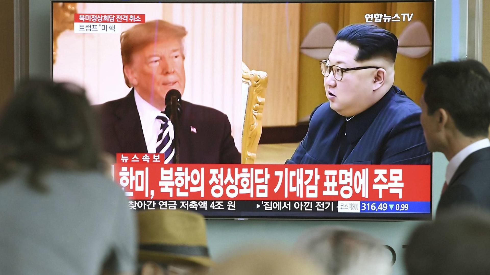 In einer Bahnstation in Seoul verfolgen Menschen einen TV-Beitrag mit Kim und Trump In einer Bahnstation in Seoul verfolgen Menschen einen TV-Beitrag mit Kim und Trump
