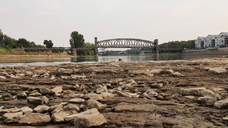 Der Domfelsen in der Elbe in Magdeburg (Sachsen-Anhalt) ist bei Niedrigwasser (55 cm) und an haltener Trockenheit vom Westufer aus zurzeit betretbar. Der Domfelsen in der Elbe in Magdeburg (Sachsen-Anhalt) ist bei Niedrigwasser (55 cm) und an haltener Trockenheit vom Westufer aus zurzeit betretbar.