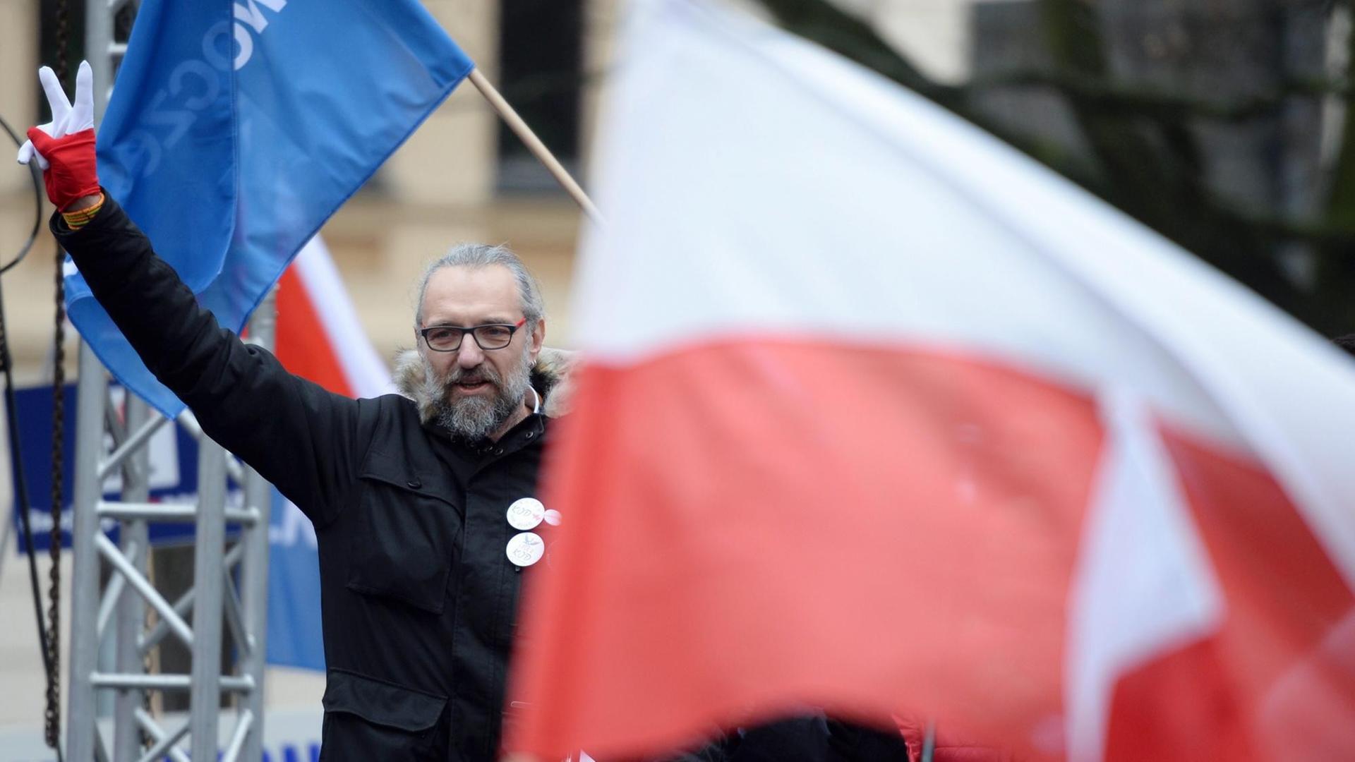 Der KOD-Vorsitzende Mateusz Kijowski während einer Demonstration in Polen. Der KOD-Vorsitzende Mateusz Kijowski während einer Demonstration in Polen.