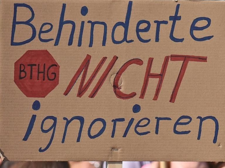 Tausende Menschen mit Behinderung demonstrieren im September 2016 in Hannover. Zu sehen ist ein Plakat mit der Aufschrift "Behinderte nicht ignorieren".