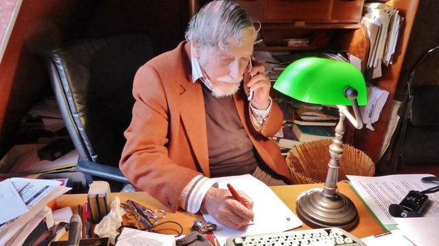 Schriftsteller und Journalist Georg Stefan Troller in seinem Arbeitszimmer in Paris