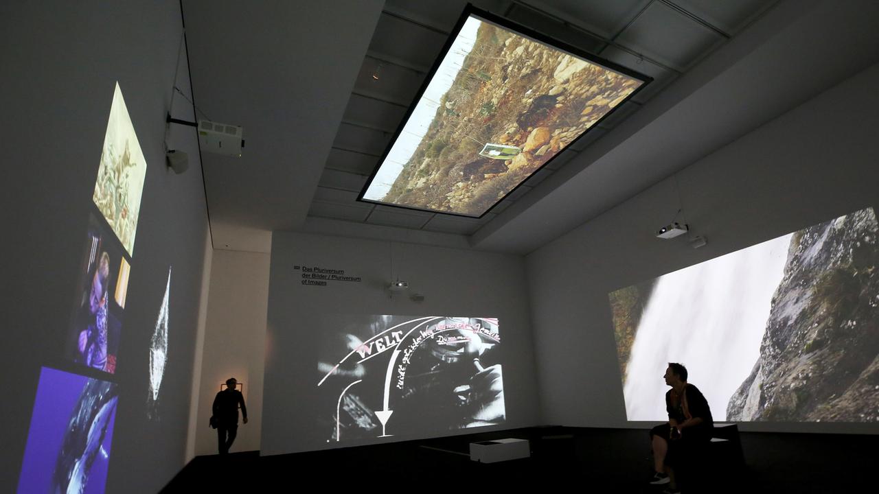 Fachbesucher schauen sich im Raum "Das Pluriversum der Bilder" am 14.09.2017 im Folkwang Museum in Essen (Nordrhein-Westfalen) Filme von Alexander Kluge an. Fachbesucher schauen sich im Raum "Das Pluriversum der Bilder" am 14.09.2017 im Folkwang Museum in Essen (Nordrhein-Westfalen) Filme von Alexander Kluge an.