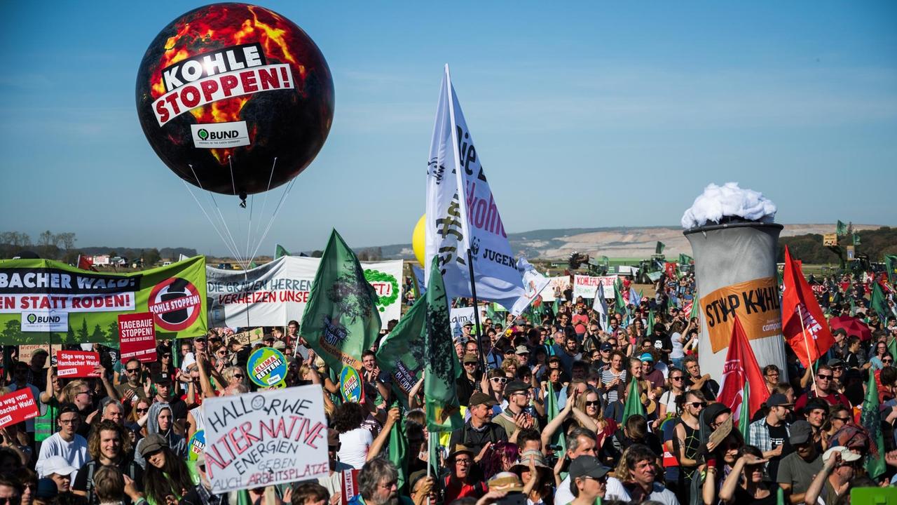 Tausende Menschen protestierten nahe dem Hambacher Forst gegen den Abbau von Braunkohle. Tausende Menschen protestierten nahe dem Hambacher Forst gegen den Abbau von Braunkohle.