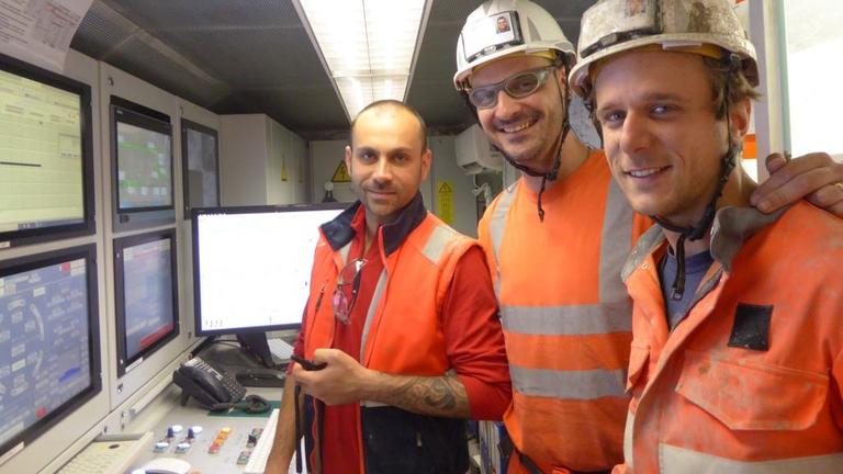 Alte Steinbrüche, Brunnenschächte, Bohrlöcher - die Tunnelbohrer Romain Amoros (links) und David Dubois (Mitte) sind beim Bohren durch den Pariser Untergrund auf alles gefasst. Alte Steinbrüche, Brunnenschächte, Bohrlöcher - die Tunnelbohrer Romain Amoros (links) und David Dubois (Mitte) sind beim Bohren durch den Pariser Untergrund auf alles gefasst.