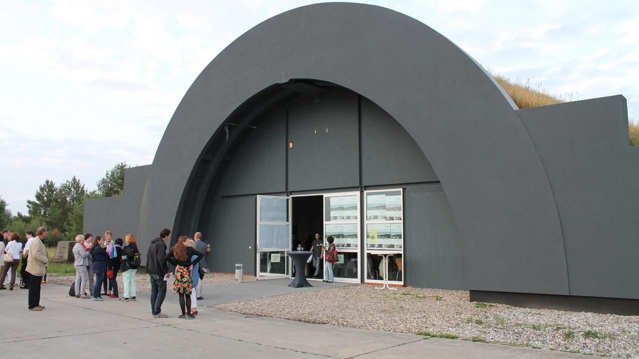Ein Blick auf den Eingang des Hangars, der als Halbrund auf dem Flughafengelände liegt.