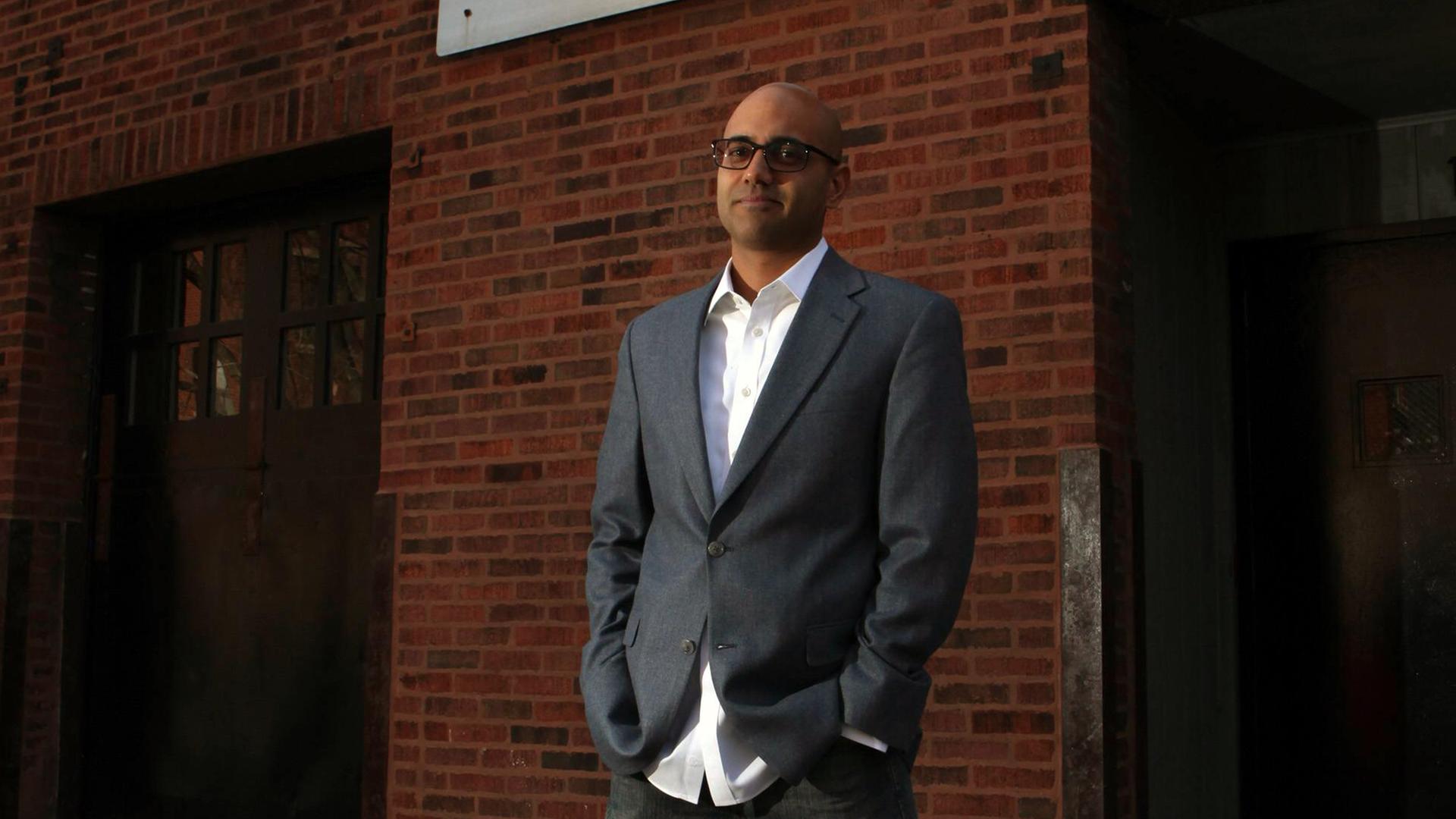 Ayad Akhtar, New Yorker Autor, vor dem American Theater in Chicago, 2012 Ayad Akhtar, New Yorker Autor, vor dem American Theater in Chicago, 2012