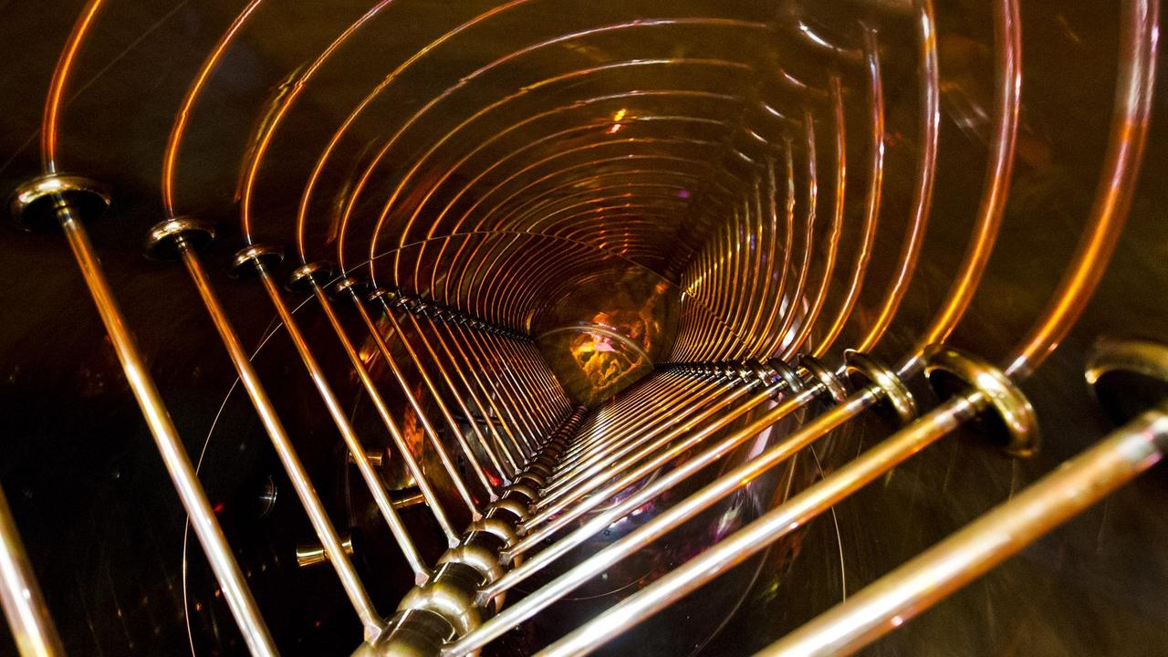 Das Innere eines verkupferten, röhrenförmigen "Unilateral-Beschleunigers" (Unilateral Accelerator), von Physikern schlicht UNILAC genannt, ist am 25.01.2013 bei der Gesellschaft für Schwerionen-Forschung (GSI) in Darmstadt zu sehen.