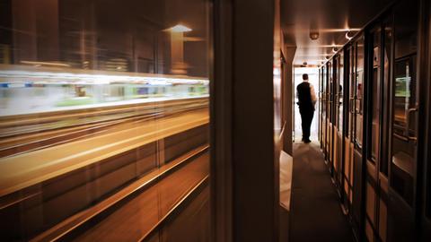 Der Nachtzug von Hamburg nach München.Ein Zugbegleiter kontrolliert die einzelnen Abteile nach der Fahrkartenkontrolle. Im Bild sind die Abteile des Liegewagen zu sehen.